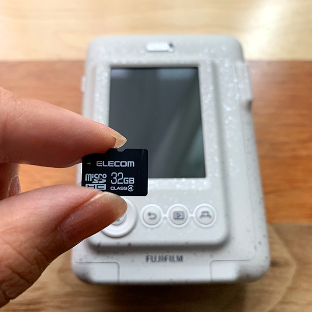 instax mini LiPlay(インスタックス ミニ リプレイ)にMicroSDカードをセット