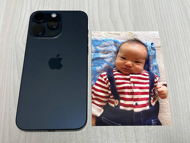 iPhone15ProMaxと写真プリントLサイズの大きさを比較